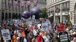 Londra’da binlerce kişi sokağa döküldü, hayat pahalılığını protesto etti