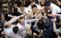 Hong Kong parlamentosunda kavga