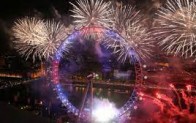 İngiltere’nin başkenti Londra’da halk yeni yıla saatler kala meydanları doldurdu.