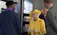 İngiltere Kraliçesi 2. Elizabeth’ten Londra’da adının verildiği metroya sürpriz ziyaret