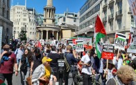 LONDRA’DA DÜZENLENEN PROTESTOYA ONBİNLERCE KİŞİ KATILDI