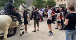 ABD’de atlı polis göstericiyi ezdi