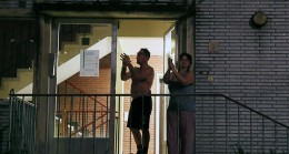 İspanya’da halktan sağlık görevlilerine son alkış