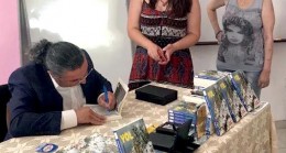 Hasan Çakmak kitaplarını ZAYDER üyeleri için imzaladı