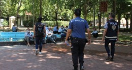 Polisi gören maskesini taktı