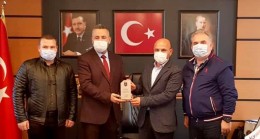 Başkan Oral’a anlamlı hediye