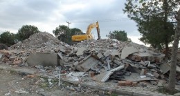 Burhaniye’de öğretmen evi yıkıldı