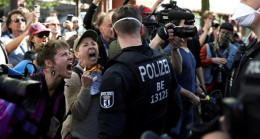 ALMANYA’DA BİNLERCE KİŞİ SOKAKLARDA! Protestolarda 12 polis yaralandı!