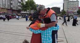 Bağcılar’da temizlik görevlisi babaya çocuklarından ağlatan Babalar Günü sürprizi