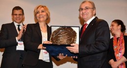 TÜROB Başkanı Müberra Eresin’e Uluslararası Ödül