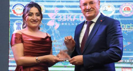 33 Kadın Hatay Belgeselinde Ayşegül Abacı ödülünü aldı.