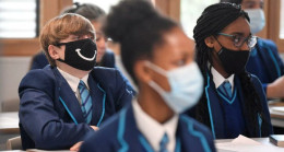 İngiltere’de öğrenciler maske takmaya başlayacak!