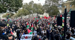 Londra’daki Filistin destekli yürüyüşte BBC merkez binasına kırmızı boya atıldı