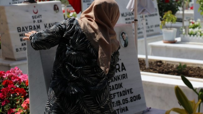 Babalar Günü’nde şehitlik ziyareti