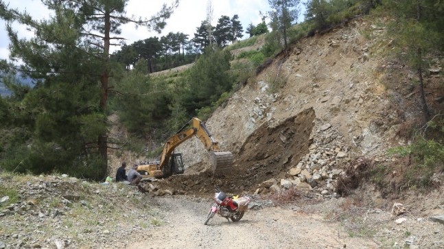 Erdemli’de kapanan yollar açılıyor