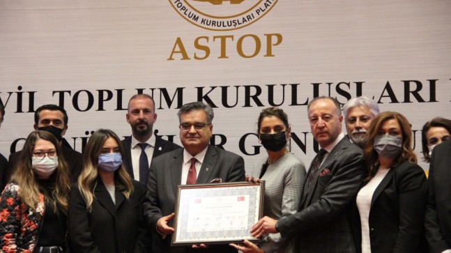“Bu Ödülü Kınalı Kuzular Adına Alıyorum”