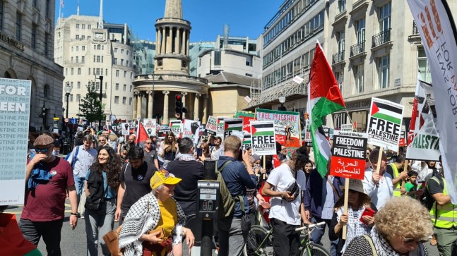LONDRA’DA DÜZENLENEN PROTESTOYA ONBİNLERCE KİŞİ KATILDI