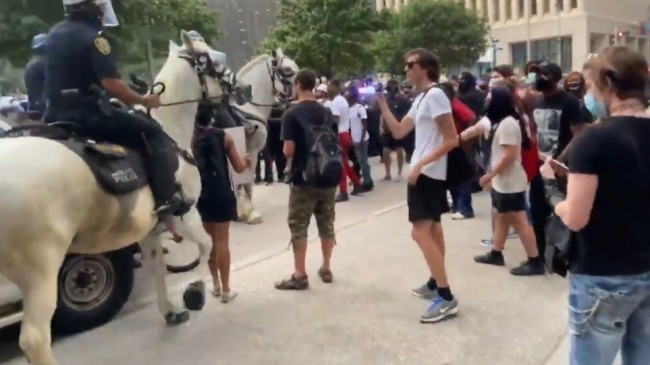 ABD’de atlı polis göstericiyi ezdi