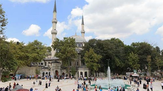 Eyüpsultan Camii cuma namazına hazır