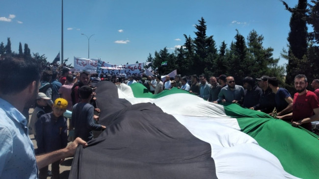 İdlib’de siviller rejimi protesto etti
