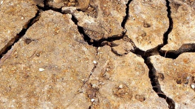 Irak’ta dev çatlaklar görüldü