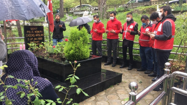 Kızılay ekibi şehitleri unutmadı