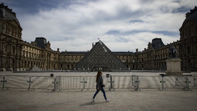 Louvre Müzesi açılmaya hazırlanıyor