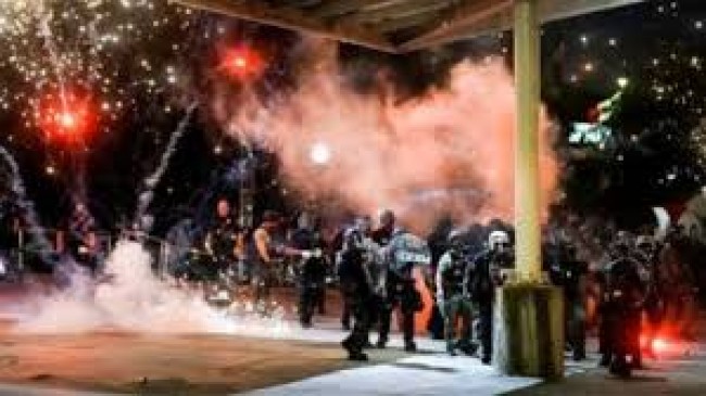 ABD’de protestocular dükkan sahibini adeta linç etti