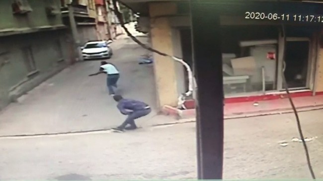 Amcasını beklerken ayağından vuruldu