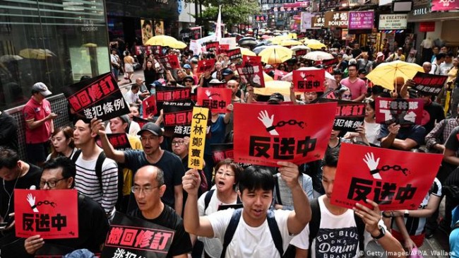 Hong Konglular, protestoların birinci yıl dönümünde yine sokaklarda