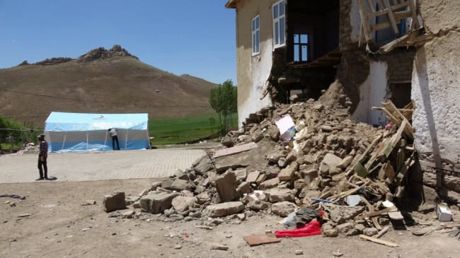 Depremzedeler çadırlara yerleşiyor