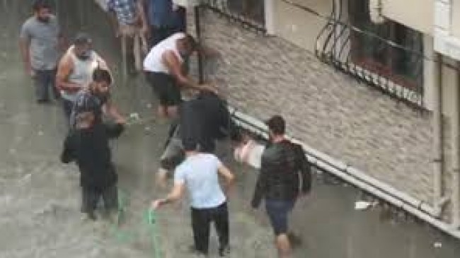 Su üzerinde sadece eli kaldı