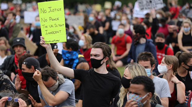 Londra’da Floyd protestolarında polis şiddeti