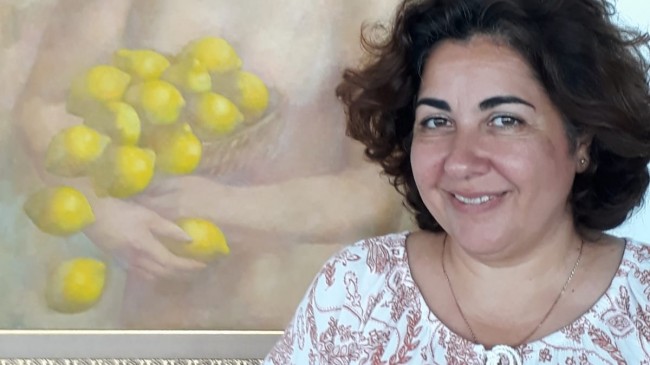 Rana Amrahova, “Kumların İçinde”, “Dokunuş” ve “Armağan” adlı eserlerini  Kıbrıs Sanat Müzesi için resmetti.
