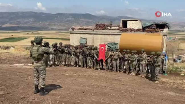Suriye’de görevli askerler şehit babalarını unutmadı