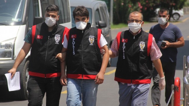 Taciz eden üvey babasını öldürdü