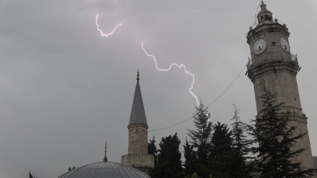 Yaylada sürüsüyle doluya yakalandı