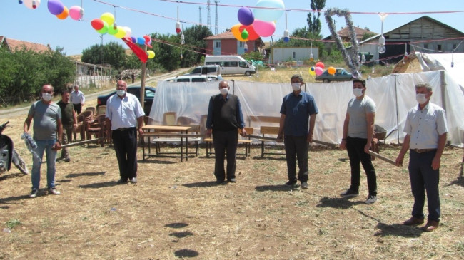 Düğünde sosyal mesafeli halay