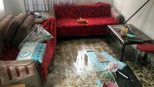 Arnavutköy’de evleri su bastı