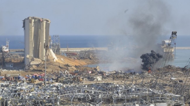 Lübnan Elektrik Kurumu binası patlamanın şiddetiyle yıkıldı