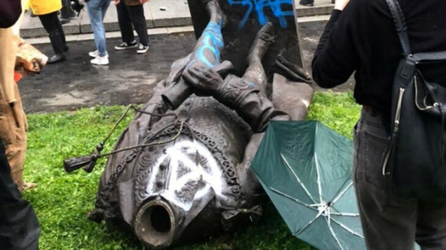 Kanada’da göstericiler ülkenin ilk Başbakanı Macdonald’ın heykelini yıktı