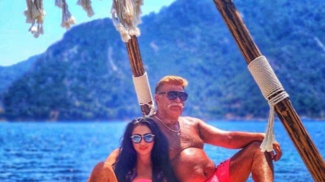 Nuri Alço, balayı için Marmaris’e geldi