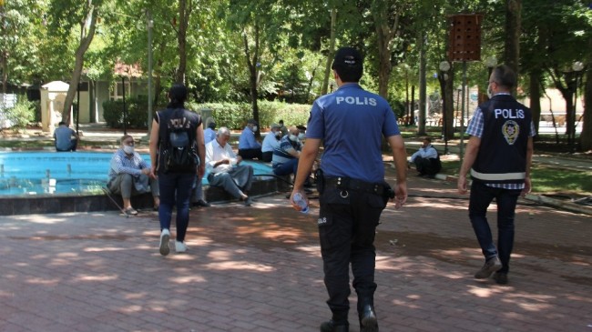 Polisi gören maskesini taktı