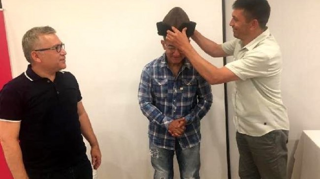 Aamir Khan’a deri börk şapkası hediye edildi