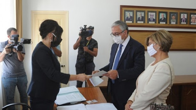 Bağımsız Cumhurbaşkanı adayı Cumhurbaşkanı Mustafa Akıncı,adaylık başvurusunu yaptı