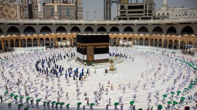 Suudi Arabistan, 4 Ekim’den itibaren umre ziyaretlerini kademeli olarak başlatacak