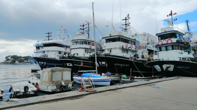 Balıkçı tekneleri Erdek’e sığındı