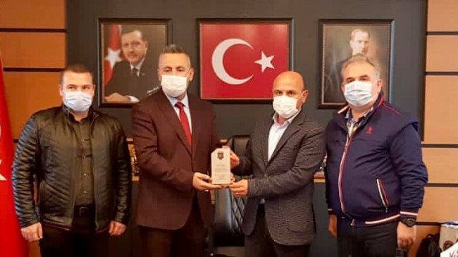 Başkan Oral’a anlamlı hediye