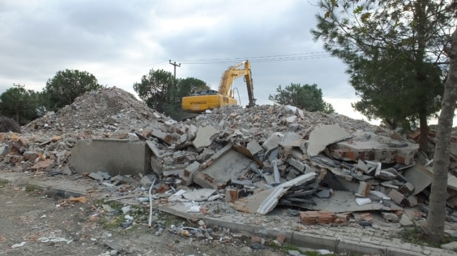 Burhaniye’de öğretmen evi yıkıldı