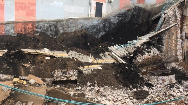 Büyük bir gürültü ile çöktü